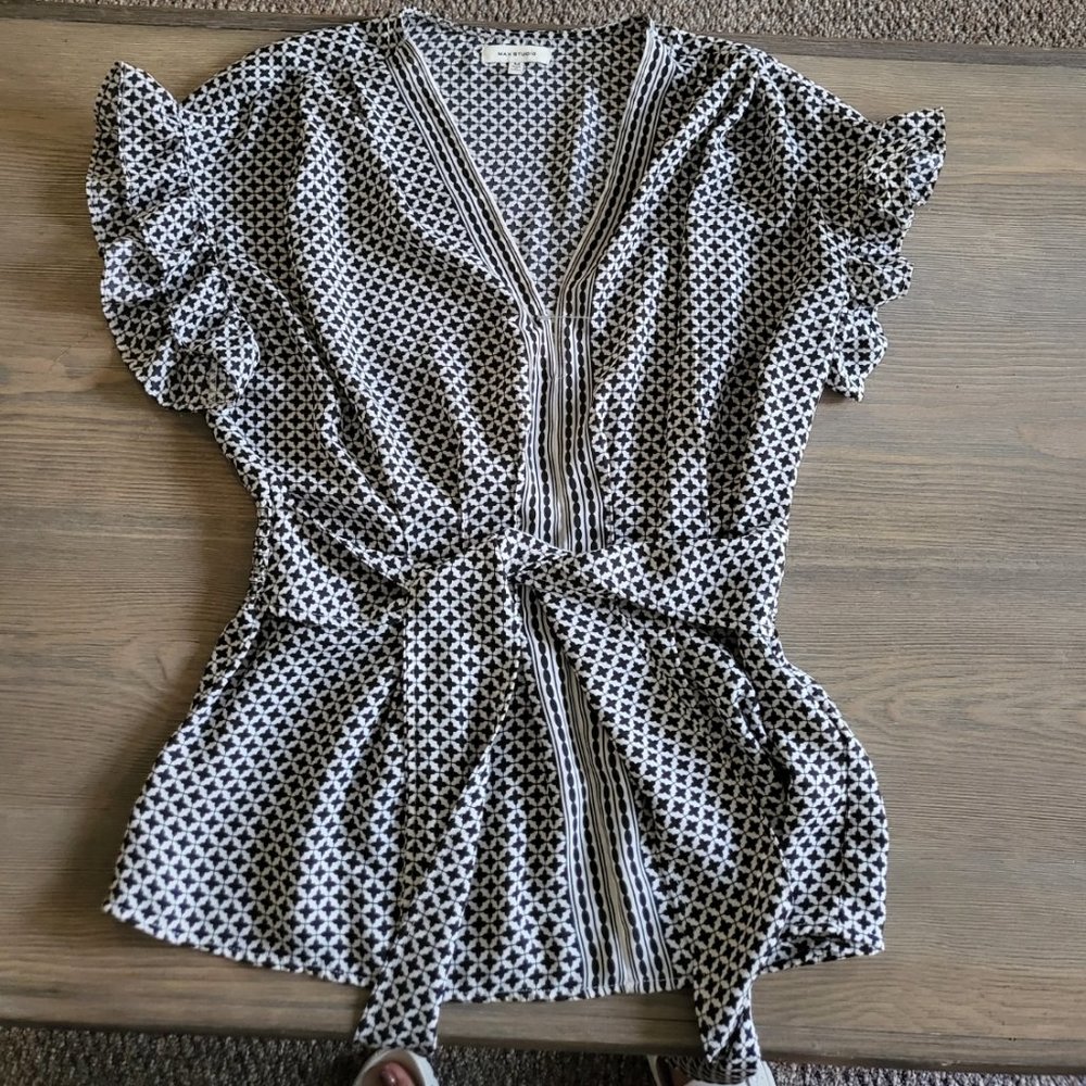 black and white Max Studio blouse size Medium